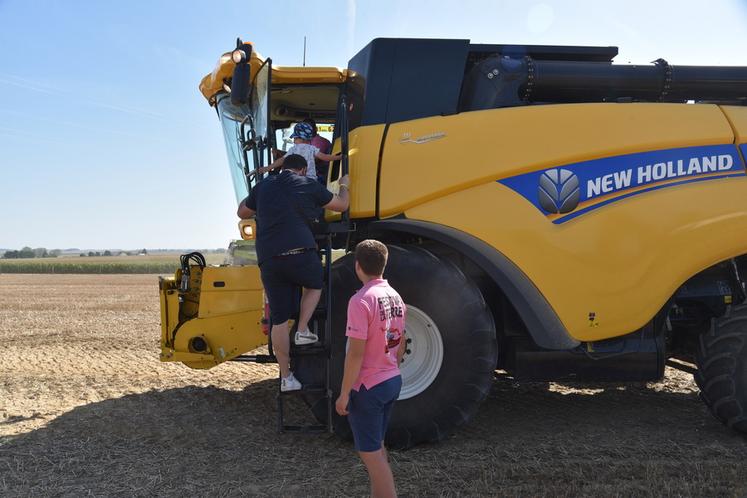 Outre les baptêmes de tracteurs, des baptêmes de moissonneuse étaient proposés. Une ­première.