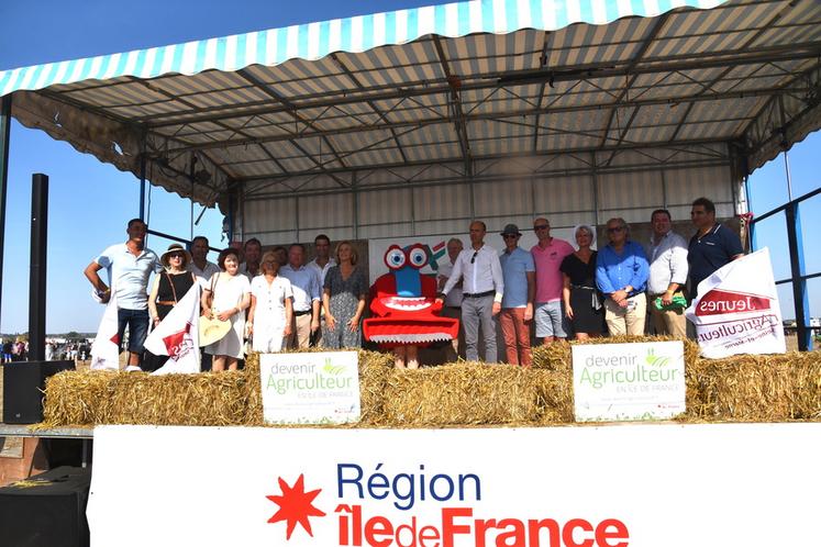 Augers-en-Brie, dimanche 10 septembre. La délégation officielle, composée de nombreux élus et responsables professionnels agricoles, pose aux côtés de la mascotte du Festival de la terre, Festi’batt.