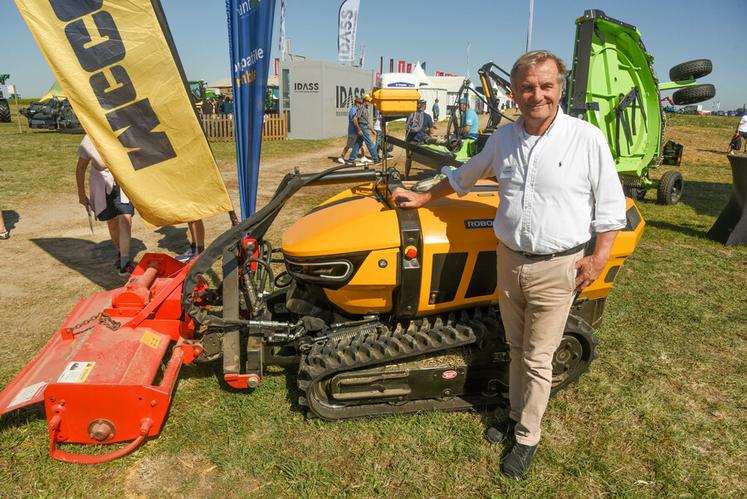 Le 7 septembre, à Outarville (Loiret). Le robot télécommandé Robocut RC75 est équipé désormais d'un attelage trois points à l'avant pour atteler toutes sortes d'outils.