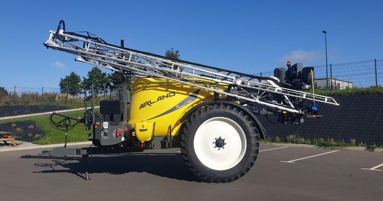 Avec moins de 3 tonnes à vide, le Premium+ 3500 ou 4000 s’adapte aux tracteurs de faible puissance.
