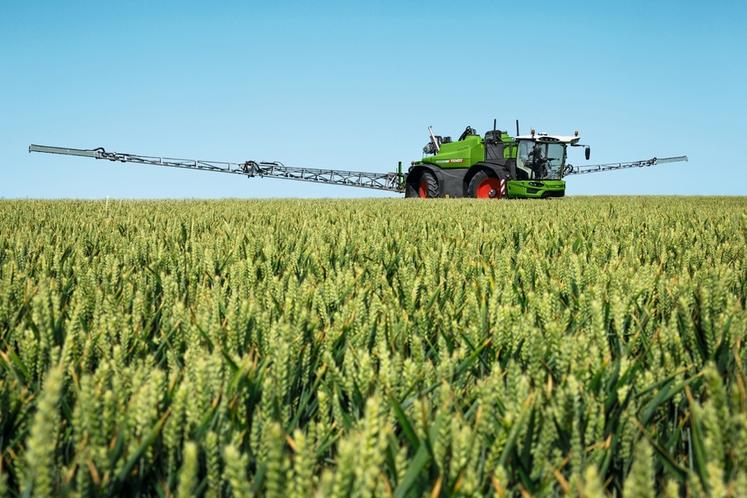 Le Fendt Rogator est « à la fois flexible et agile, efficace et délicat, puissant et facile à manier », selon le constructeur.