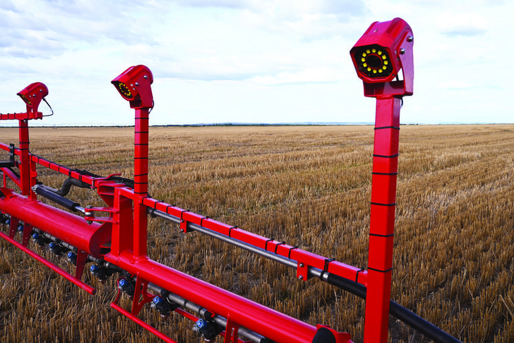 Il est possible de placer jusqu’à 52 caméras sur un pulvérisateur. Ces caméras sont capables de filmer sous toutes conditions et de détecter la position de la cible, plante ou adventice. Ici, le système 3S est installé sur le modèle Condor de chez Agrifac France.