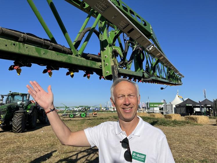 Matthieu Delhaye, de BASF, présente la technologie One Smart Spray sur le pulvérisateur Amazone UX 5201 lors du salon Innov-agri à Outarville (Loiret).