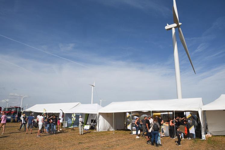 Installé sous une éolienne, le pôle énergie renouvelable n'a pas désempli.