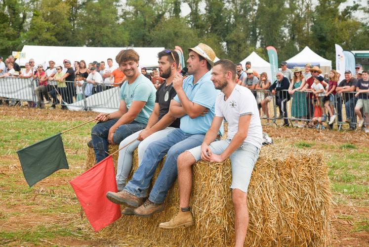 Comme il le fait chaque année, Séverin Sergent (chapeau) a assuré l'animation de la fête.