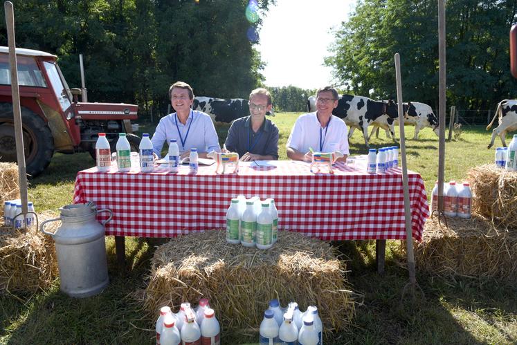 Vendredi 15 septembre, à Fay-aux-Loges. Ce jour-là, les vaches du Gaec des Maisons Pavées ont dû partager leur pré avec les trois signataires.