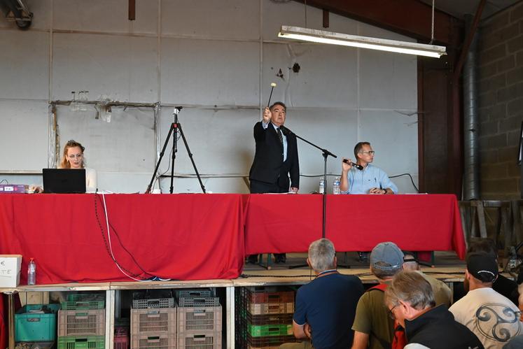 Le commissaire-priseur, Frédéric Laurent de Rummel, a orchestré la vente aux enchères, samedi 16 septembre à Couddes (Loir-et-Cher). 