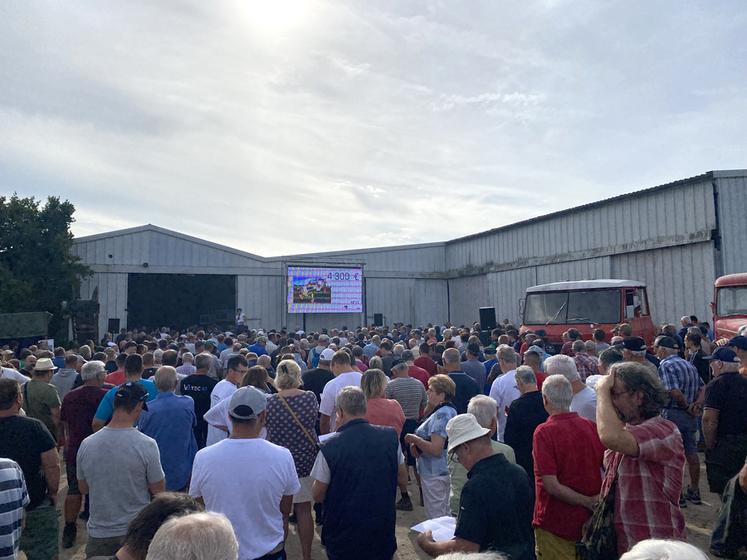 Une grande foule était présente durant la journée de vente aux enchères.
