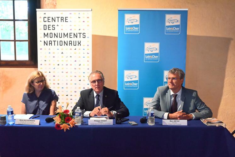 Mardi 12 septembre, à Fougères-sur-Bièvre. Anne Alligoridès, Philippe Gouet et Marc Metay (de g. à d.) ont présenté la nouvelle édition de l'opération Une journée aux châteaux.