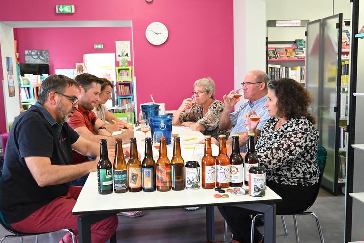 Trois femmes et trois hommes ont dégusté une gamme de bière de chaque brasserie participante et ont ainsi sélectionné trois coups de cœur. 