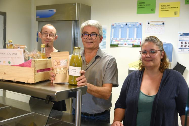 Lundi 18 septembre, à Lorris. Pascal Chevy (au c.) et son équipe ont reçu une cagette remplie de produits locaux.