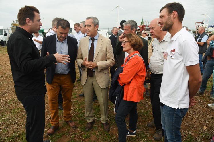 Lors de l'inauguration officielle, le nouveau préfet, Hervé Jonathan (au c.), a pris le temps d'écouter de nombreux acteurs de l'écosystème agricole eurélien, comme ici Romain Roy (à g.), fondateur du groupe Roy énergie.