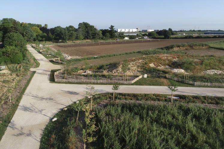 Près de 4 km de promenades ont été aménagés, tandis qu'un maraîcher, un arboriculteur et un centre de formation ont pu être installés.