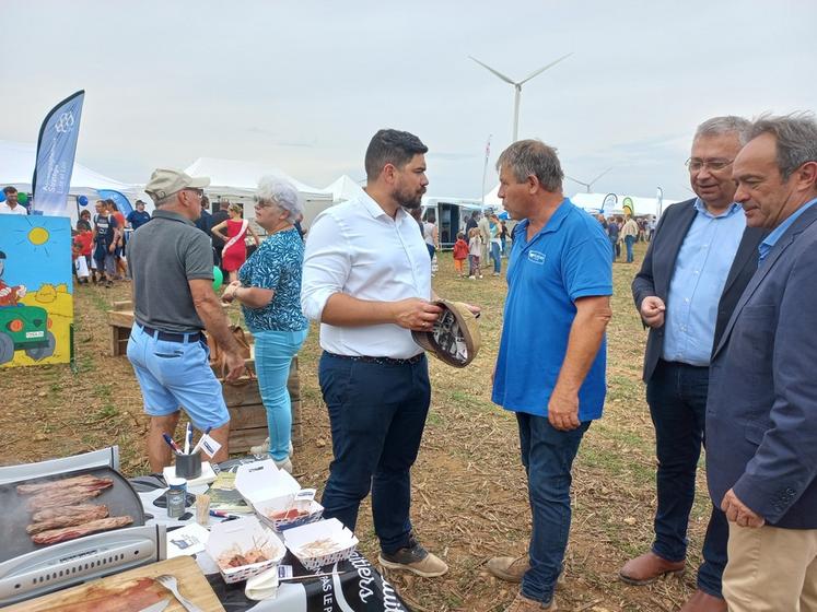 Dès 11 heures, une dégustation de viande charolaise Éleveur et engagé était organisée, avec le concours de la halle Métro de Chartres, fournisseur de la viande issue de l'élevage de Philippe Normand à Arcisses. L'occasion de faire connaître la démarche aux élus du département ainsi qu'au grand public.