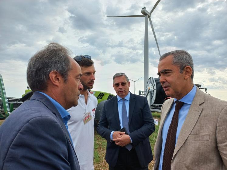 Dimanche 17 septembre, à Guillonville. De g. à d. : Bertrand Petit, président FNSEA 28, Guillaume Chenu, président JA 28, Hervé Demai, sous-préfet de Châteaudun, Hervé Jonathan, préfet d'Eure-et-Loir. L'inauguration officielle de la Fête de l'agriculture a été l'occasion d'échanges avec les élus et l'administration, plus particulièrement avec le nouveau préfet.