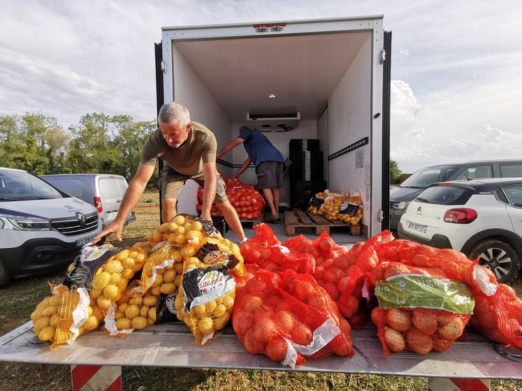 L'association Solaal Centre-Val de Loire, dont la FNSEA et JA sont membres fondateurs, a clôturé la journée sur le stand avec le don aux Restos du cœur d'environ 400 kg de denrées récoltées sur l’événement grâce à la participation des 3 Laboureurs, de la Ferme des Arches, de Louis Légumes et du Lycée agricole de Nermont.
