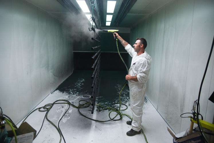 Duro dispose maintenant d'une cabine de peinture à poudre.