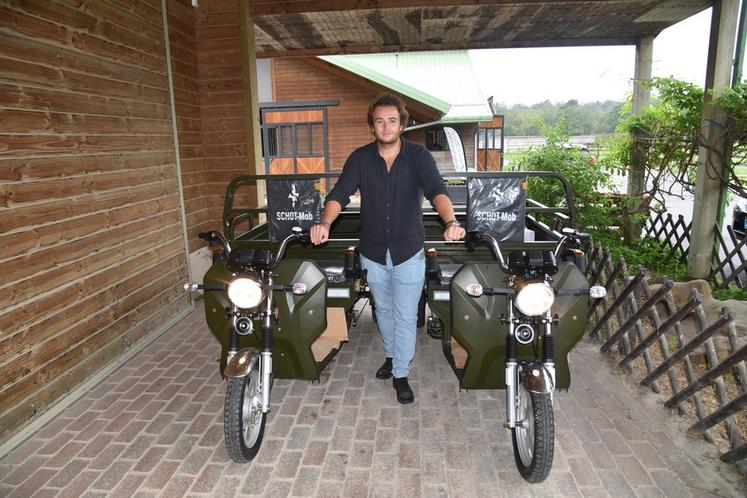 Larchant, mardi 12 septembre. Paul Schotsmans avec deux triporteurs prêts à être livrés.