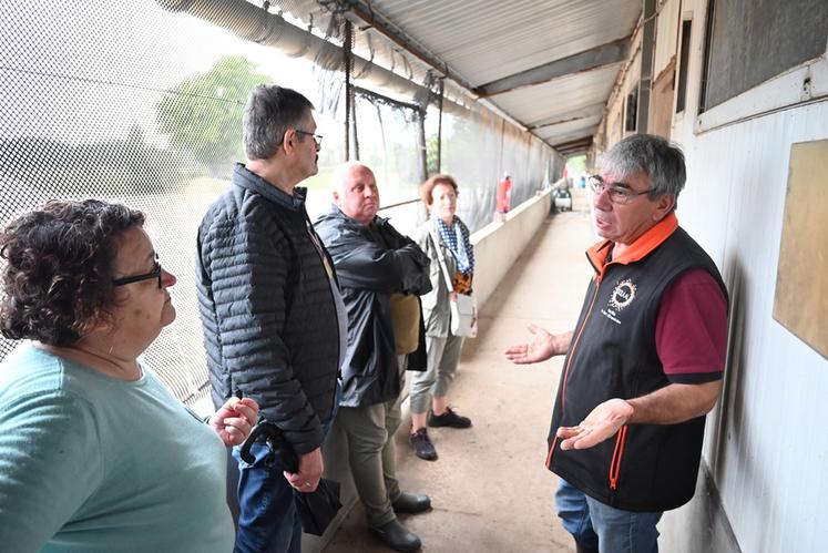 Jeudi 21 septembre, à Souvigny-en-Sologne. Florent Leprêtre, président de Solaal Centre-Val de Loire et éleveur laitier, a présenté son exploitation à des bénévoles des Restos du cœur.