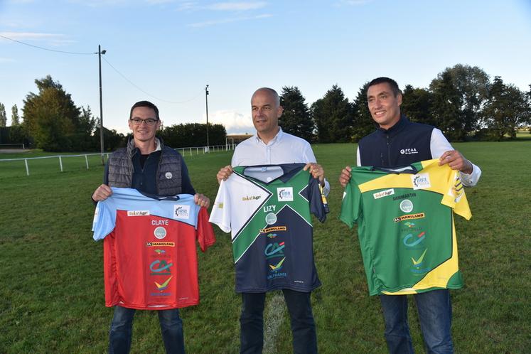 Cyrille Milard, président de la FDSEA 77, qui a intégré une des équipes, Arnaud Rousseau, président de la FNSEA et exploitant agricole du canton de Lizy-sur-Ourcq, et Samuel Vandaele, secrétaire général de la FDSEA 77, à l'issue du tournoi.