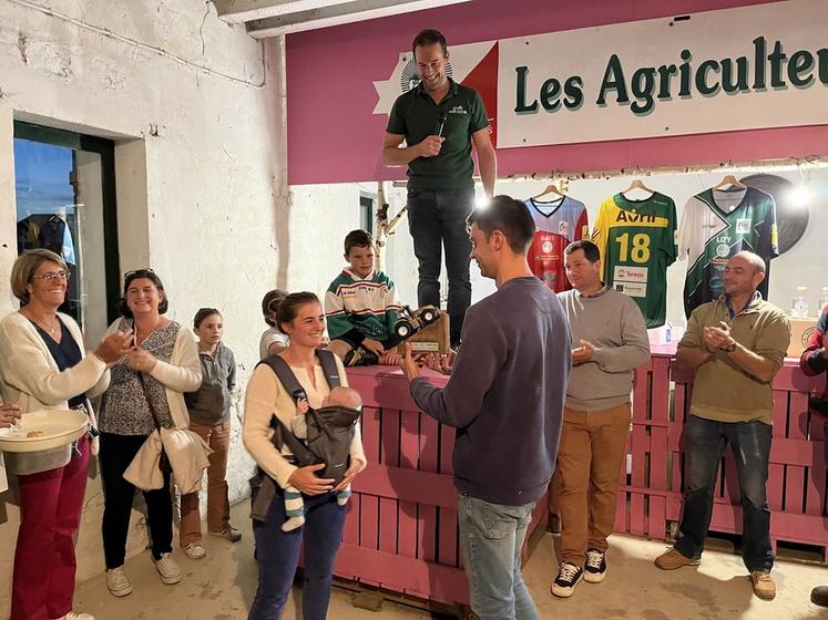 Moment d'émotion, le trophée Pierre-Garnier, a été remis à l'équipe de Lizy-sur-Ourcq. Les participants se sont ensuite retrouvés pour un repas convivial. Au menu : barbecue, glace des 3 Givrées, le tout arrosé, avec modération, de bière de Brie.