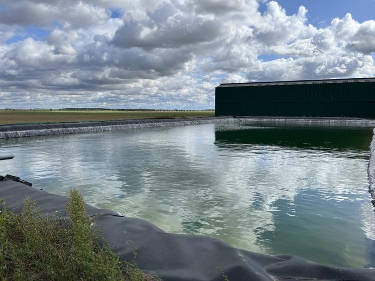 Avec une emprise au sol de 999 m2, le bassin de rétention de Thibaud Guillou a une profondeur de 3,5 m et est rempli de 4 000 m3 d’eau pompée par son forage.