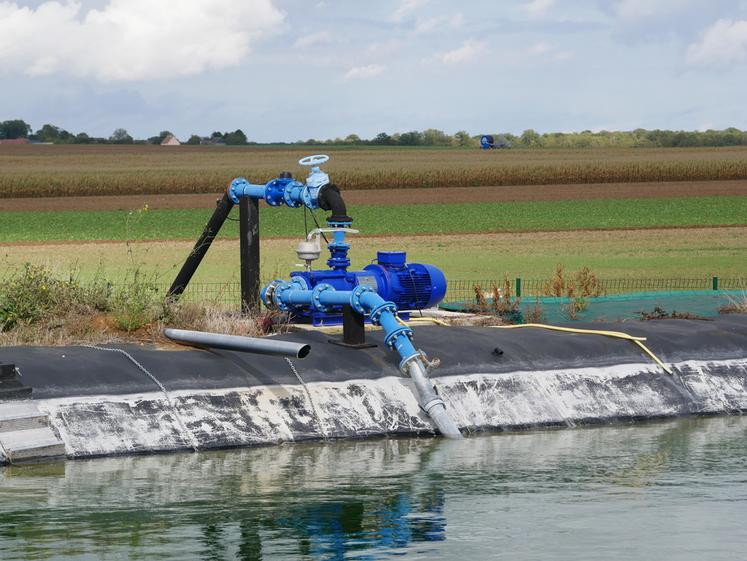 La pompe installée sur le bassin permet un débit de 60 m3 d’eau pour l'irrigation, alors qu'avec celle du forage il est limité à 30 m3.