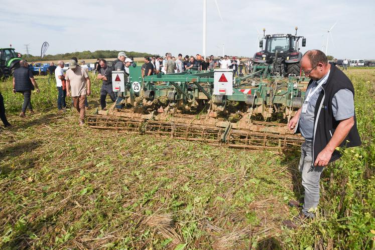 Mardi 26 septembre, à Voves. Près de 200 agriculteurs sont venus constater l'efficacité des outils de destruction de couverts ou de décompaction.