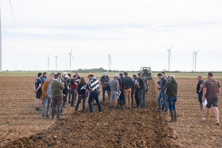 Après le passage de l'outil, les agriculteurs vont estimer la qualité du travail réalisé, même si en matière de décompaction, on ne voit pas grand-chose…