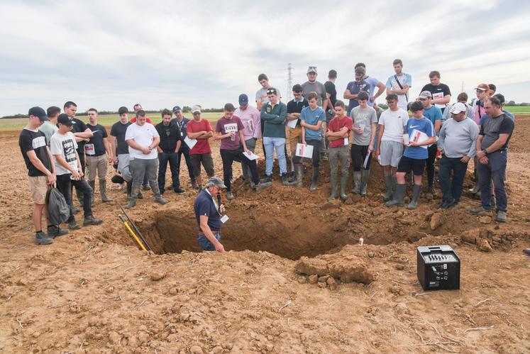 Rien de tel qu'une fosse pédologique pour se rendre compte de ce qui se passe sous la surface du sol et montrer une zone de compaction.