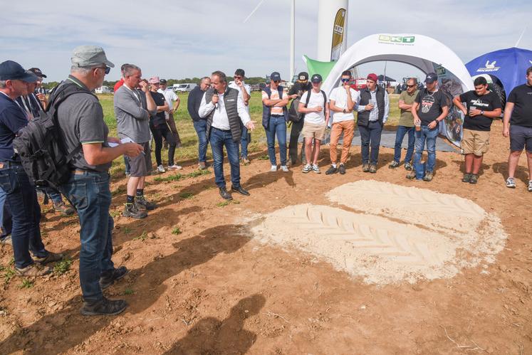 Les pneus ont fait de gros progrès pour répartir au mieux la charge sur le sol, à l'image des marques BKT, Michelin ou Trelleborg, présentes ce jour-là.