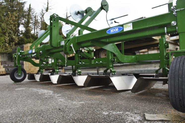 Michael Lesage a conçu une machine, qui s'attele à un tracteur de petite puissance, pour dérouler le goutte-à-goutte enterré à 3 cm dans les buttes de pommes de terre. Actuellement fabriquées en Italie, ces machines pourraient être rapatriées et fabriquées dans l'Aisne.