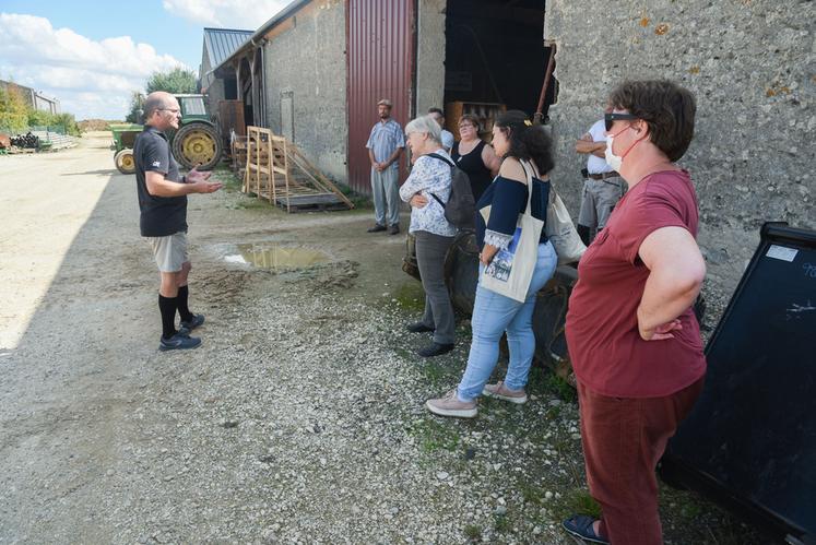 Jeudi 14 septembre, à Trancrainville. Agriculteur en bio, David Aymard a expliqué aux visiteurs les tenants et aboutissants de sa démarche de conversion.