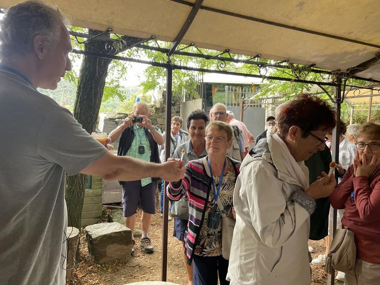 À la queue leu leu, les anciens viennent déguster le nectar de la miellerie. Un vrai délice apprécié de tous.
