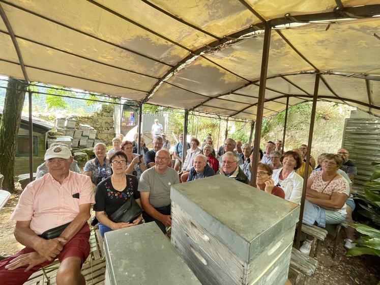 Le groupe est très attentif aux explications de Mathieu, apiculteur et éleveur de reines. Après avoir exercé son métier d’ingénieur durant vingt ans sur le continent, il a décidé de tout quitter pour reprendre l’entreprise familiale d’apiculture et revenir aux sources.