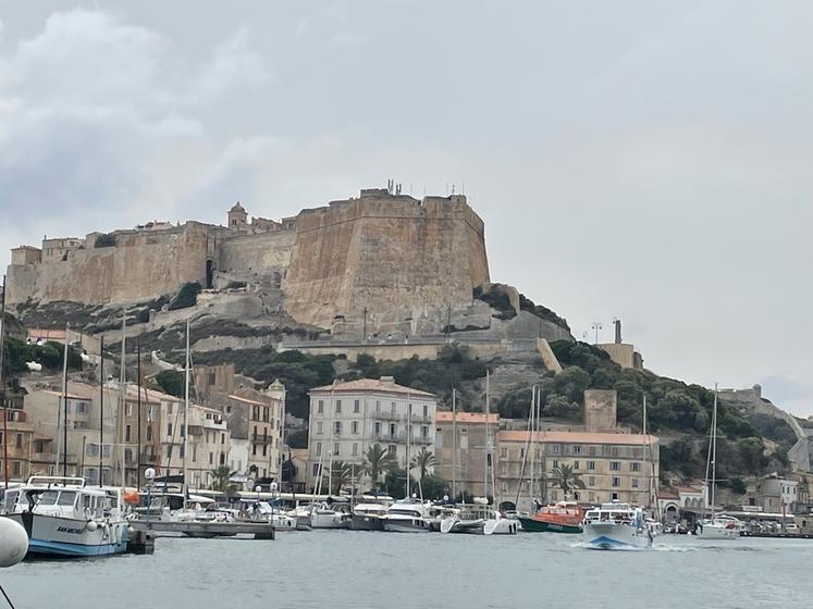 Bonifacio et sa citadelle perchée, une des étapes du séjour des anciens exploitants en Corse.