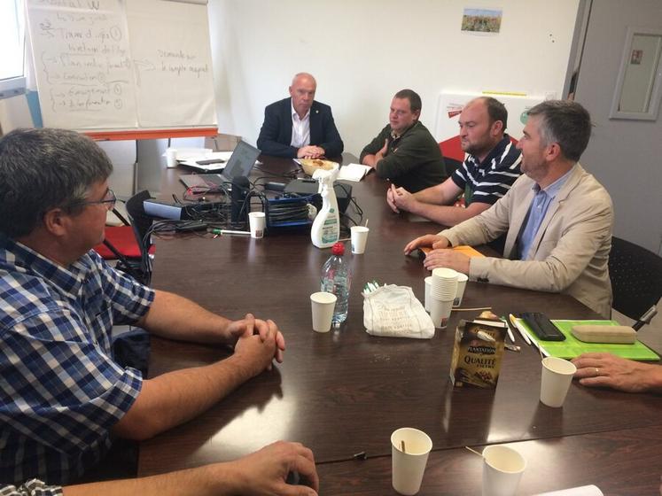 Éric Depogny, président des louvetiers du Loiret, et les élus de la FNSEA 45 ont pu partager leurs réflexions communes pour mieux maîtriser les populations de sangliers, corvidés et autres nuisibles.