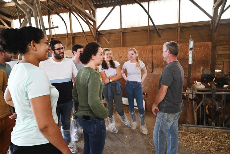 Mercredi 27 septembre, à Romilly-du-Perche. Yvan Pelletier, cogérant de l'EARL du Petit-Perche, a accueilli sur son élevage de chèvres neuf étudiants en dernière année d'école vétérinaire.