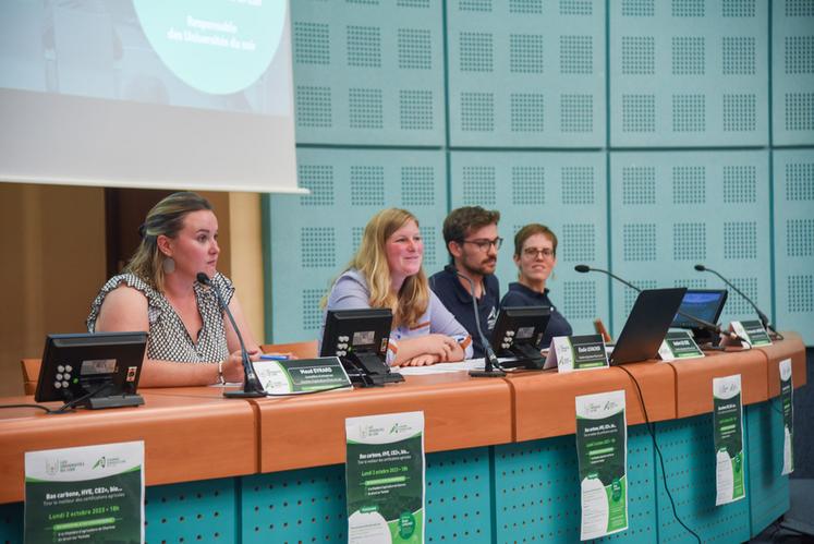 Lundi 2 octobre, à Chartres. Trois conseillers de la Chambre, Maud Evrard, Aubin Le Coz et Emmanuelle Lherbette, ont détaillé les différents types de certifications agricoles, sous la houlette d'Élodie Levacher.