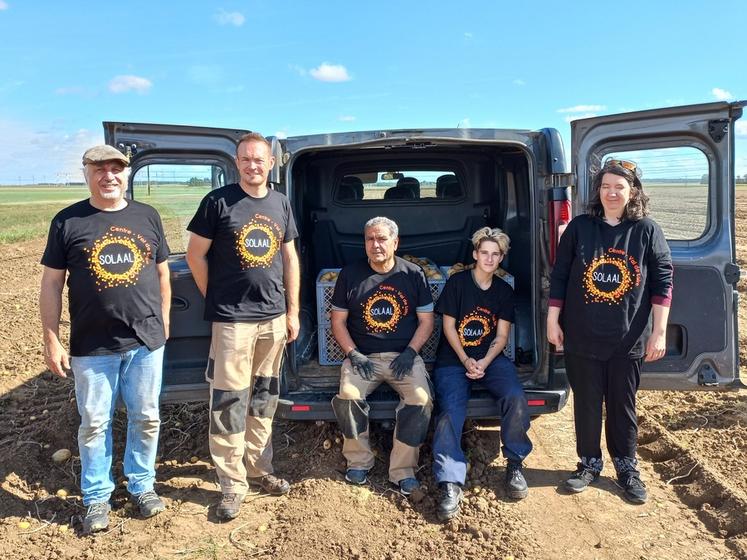 De g. à d. : Philippe Terlin, responsable de formation au lycée agricole de Nermont (site de Châteaudun), Jean Armand, producteur pour la Ferme des Arches, et trois étudiants en formation continue à Nermont, ont participé au glanage solidaire.