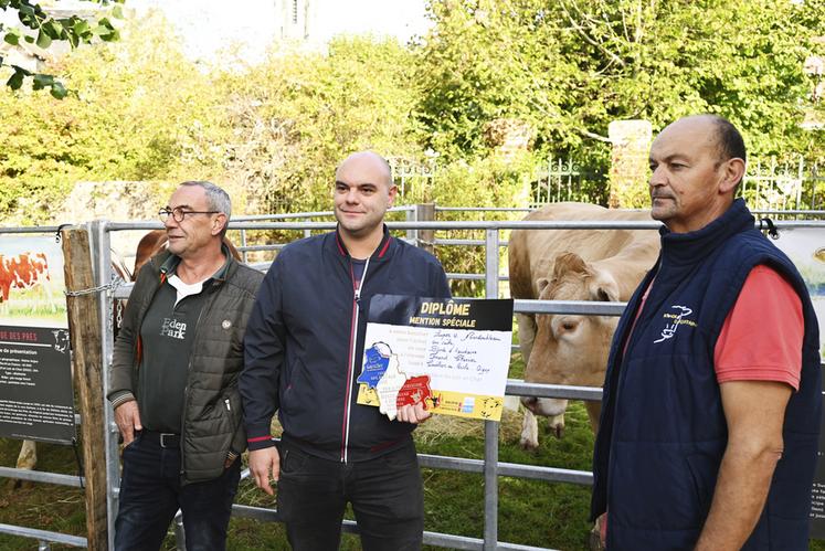 Les acheteurs bouchers recevaient après la vente une plaque qu'ils pourront exposer dans leur boucherie pour prouver la provenance de leur viande auprès des consommateurs. 