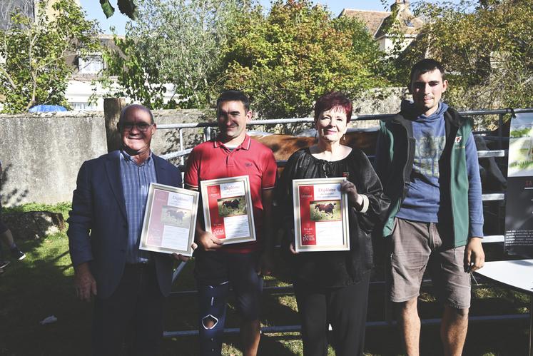 Un diplôme de la réussite a été remis par Fabienne Thibeault aux éleveurs Jordan et Jérôme Augis pour les remercier d'avoir réintroduit la race locale percheronne, la saosnoise, au sein du Perche. 