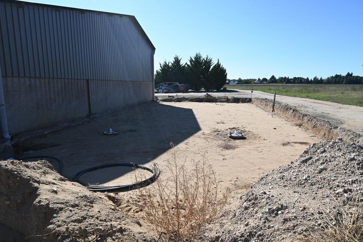 En attendant la construction de son chai prévue pour le début d'année prochaine, Maxime Cadoux réalise sa première vinification au sein d'un chai de substitution sous un hangar déjà existant.