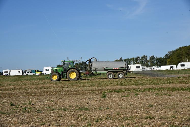 À Richebourg (Yvelines), le 6 octobre. 30 tonnes de lisier ont été déversées à proximité des gens du voyage.