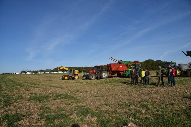 Encadrés par les forces de l'ordre, les agriculteurs sont venus avec une dizaine de tracteurs.