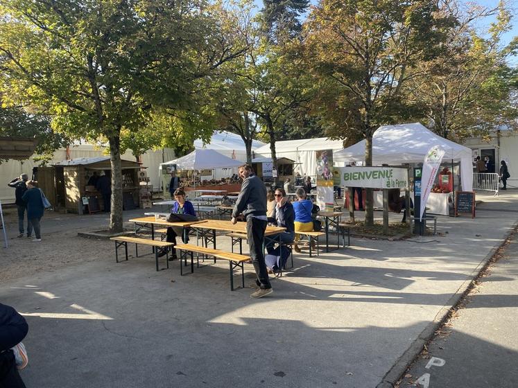 Le marché du terroir installé à proximité de la Halle aux Grains a rassemblé une dizaine de producteurs. 