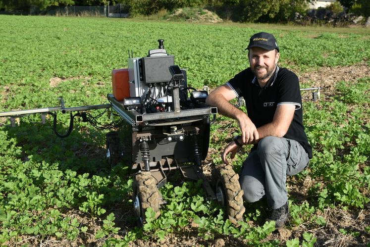 Avec son robot multifonction, Rémi Gaget espère faciliter le quotidien des agriculteurs en les aidant à faire fuir les oiseaux, à épandre et à désherber.