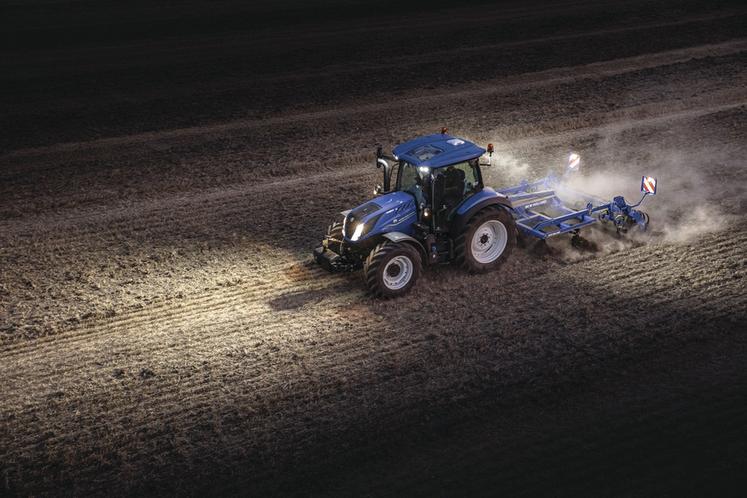 Lorsque le tracteur évolue régulièrement en milieu nocturne ou dans les bâtiments, certains packs d’éclairage optionnels facilitent la conduite. 