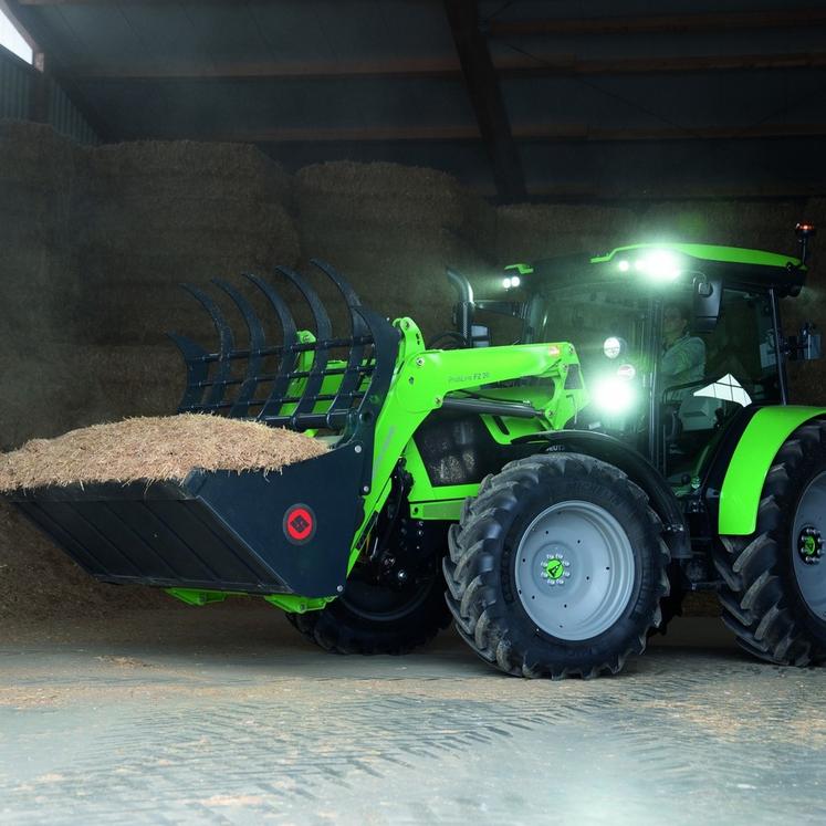 Si le tracteur est doté d’un chargeur, pensez au toit vitré, voire à la cabine abaissée si les bâtiments sont bas.