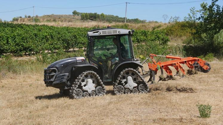Les printemps pluvieux de 2018 et 2020 ont convaincu le vigneron d’investir dans un Mach 4 d'Antonio Carraro.